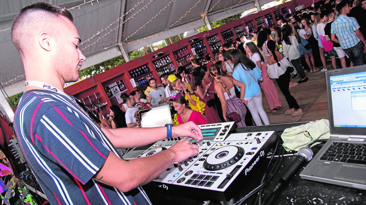 Ambiente en una caseta de la Feria del Valle de Lucena