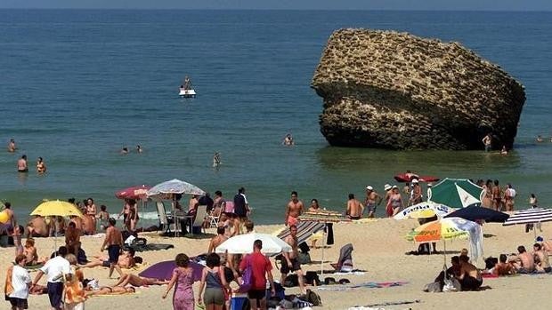 Un problema en la red llena de agua marrón los grifos de los vecinos de Matalascañas