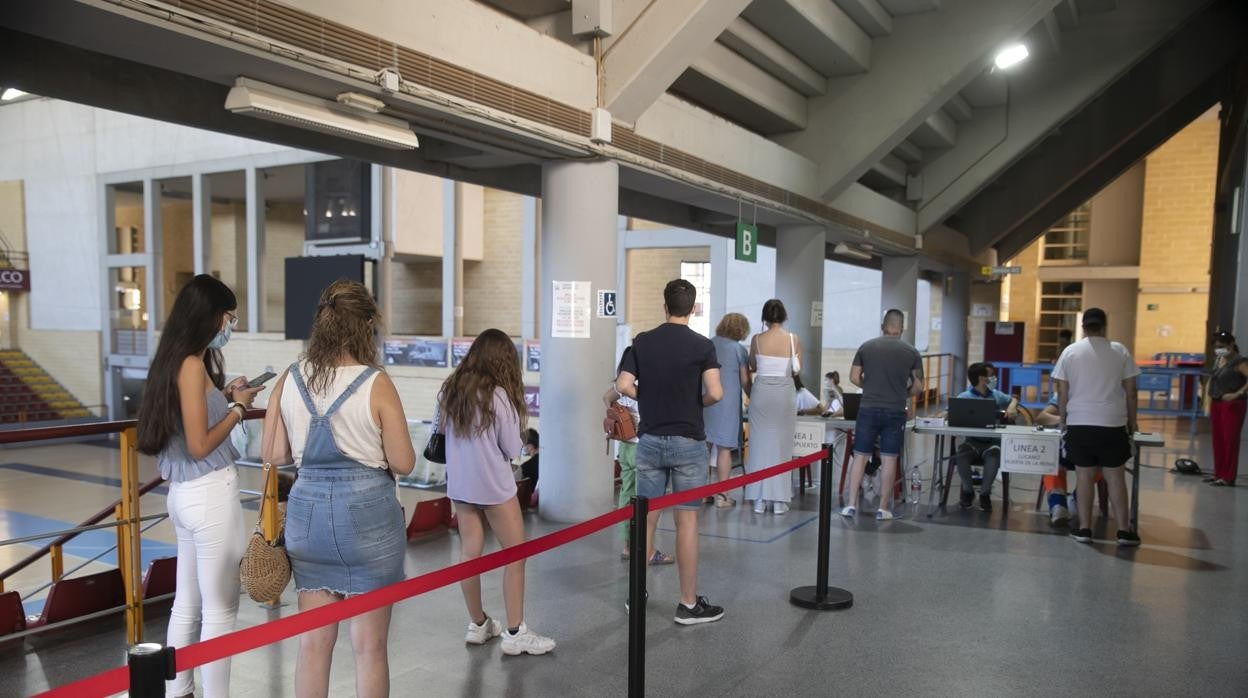 Fila para las vacunas en Vista Alegre