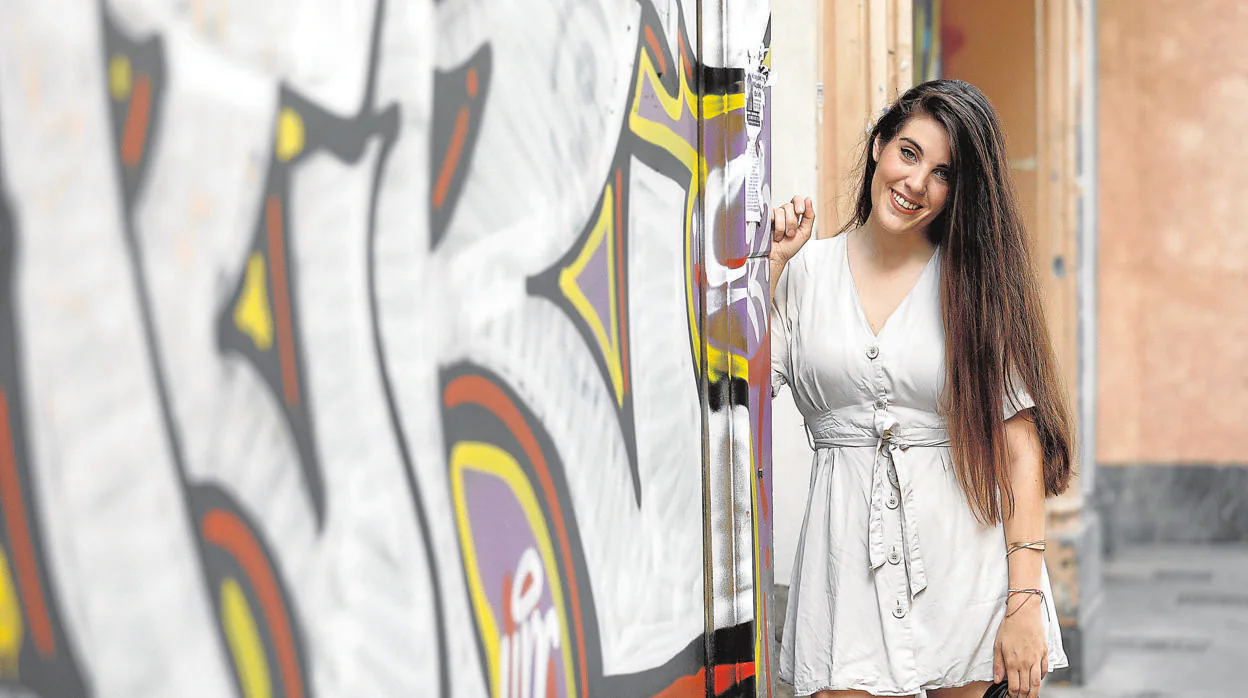 La poeta Estefanía Cabello posa junto a un graffiti en Córdoba