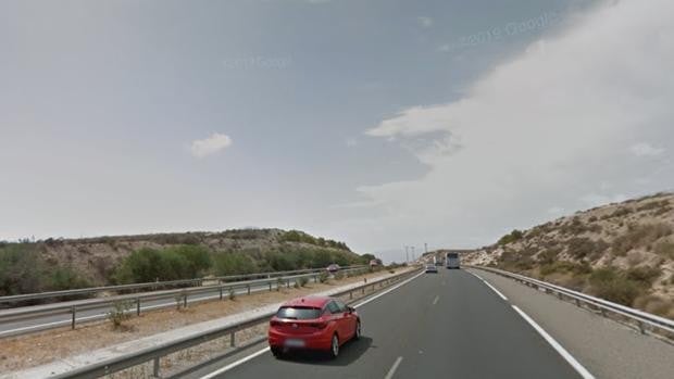 Apalean hasta la muerte a un hombre y lo abandonan en la autovía en Almería