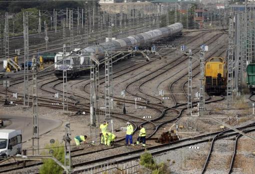 Trenes y operarios en El Higuerón en la mañana de ayer