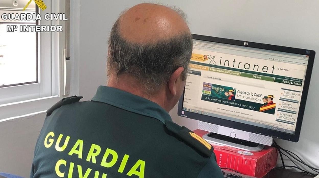 Un agente de la Guardia Civil consultando información