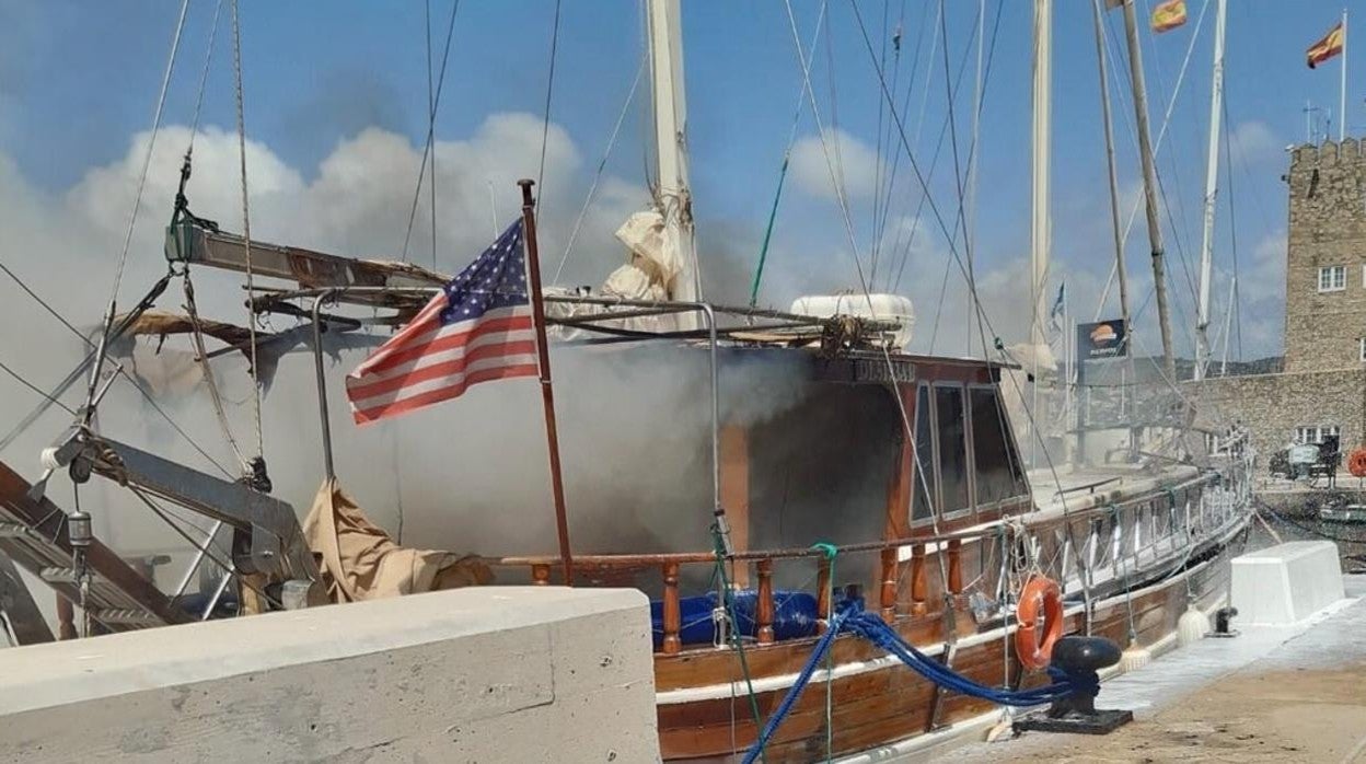 Imagen del velero incendiado realizada por los bomberos