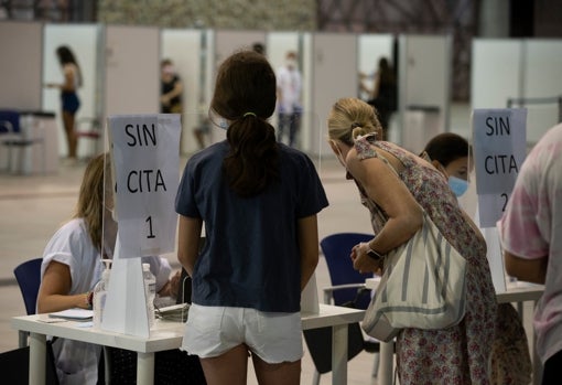 Una madre acompaña a su hija a vacunarse sin cita en Málaga