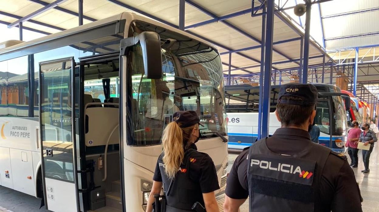 Agentes de la Policía Nacional en la estación de autobuses de Máñaga