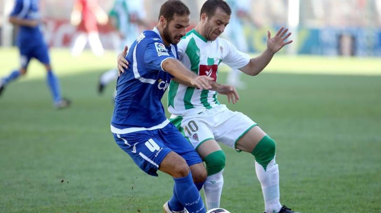 Pepe Díaz se faja ante un rival del Xerez en 2010