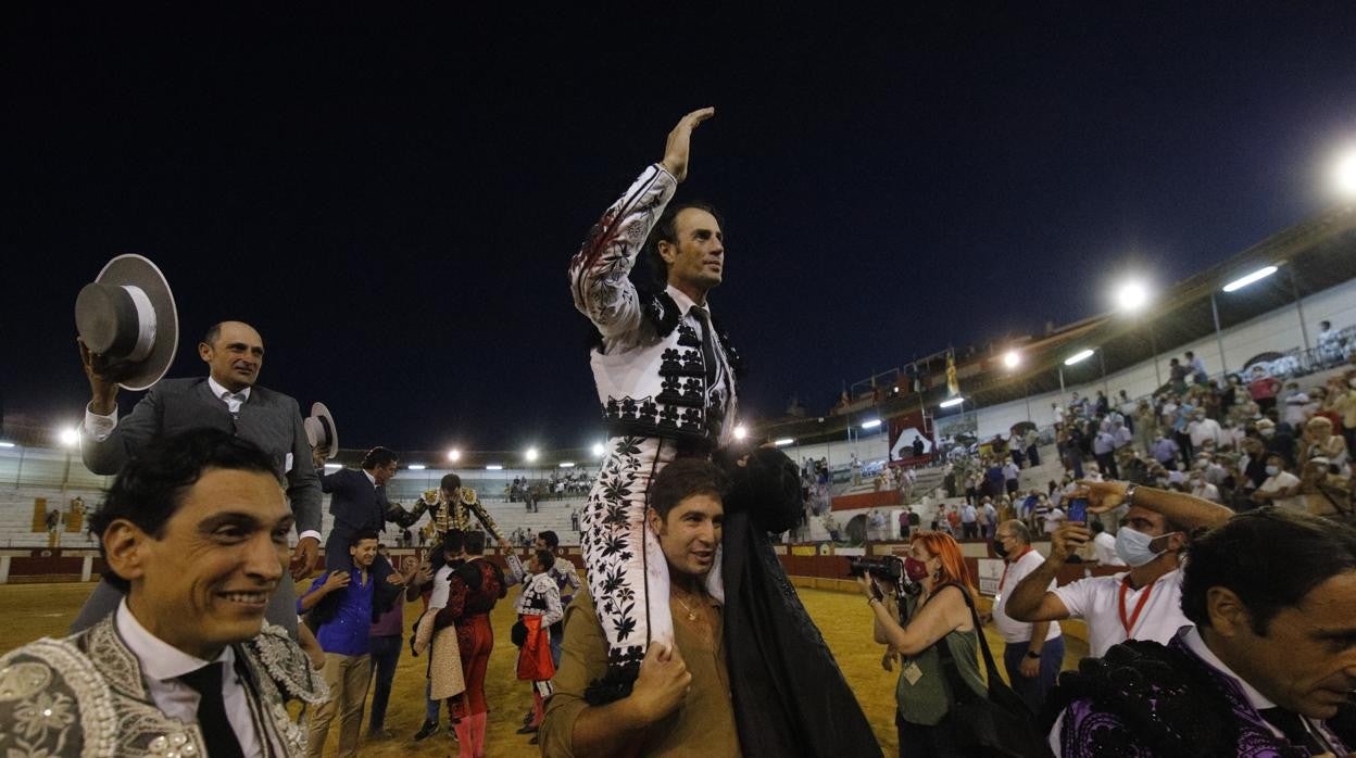 Ovación a Finito de Córdoba tras su corrida en la plaza de toros de Cabra