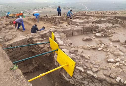 Restos de lo que puede ser un teatro romano en Ategua