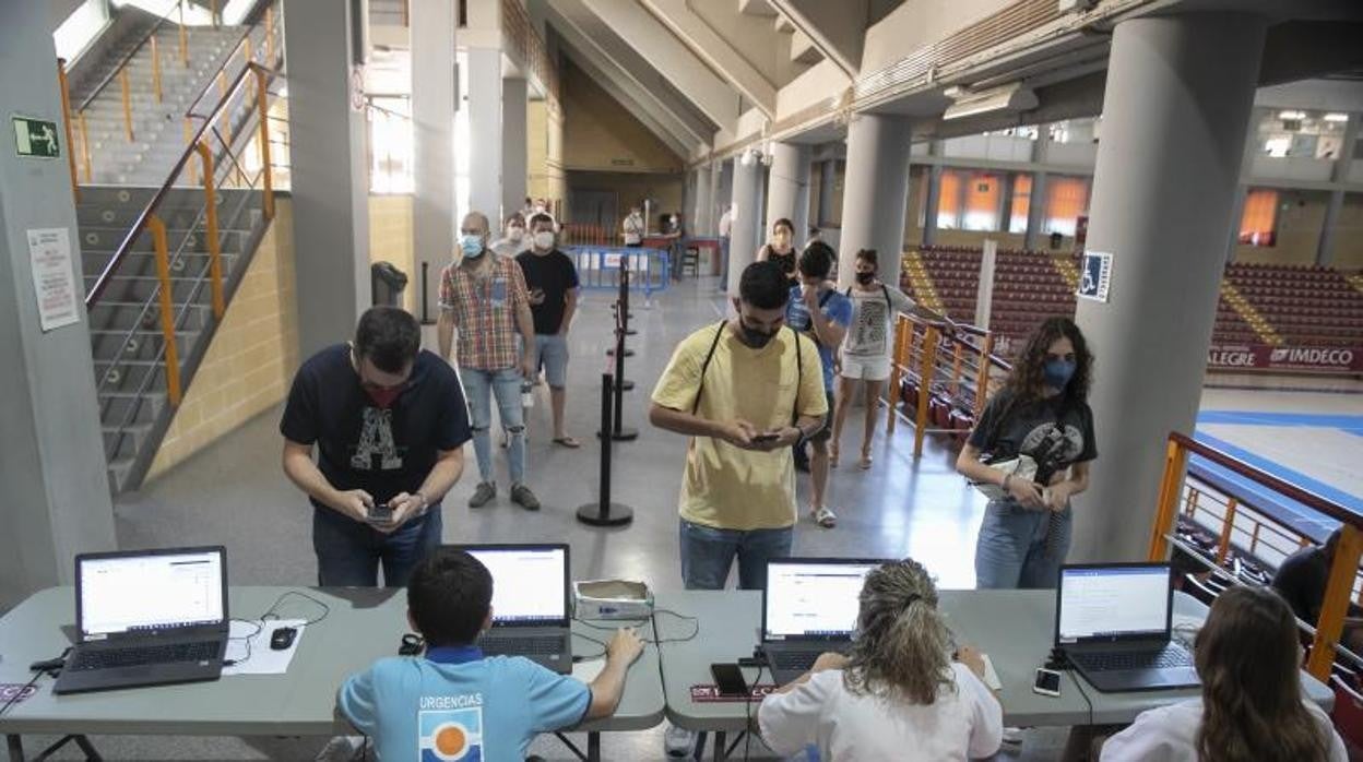 Jóvenes reciben la vacuna contra el Covid-19 en el pabellón Vista Alegre