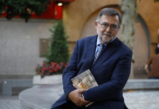 José Calvo Poyato, con un ejemplar de la edición de novela de 'La ruta infinita'