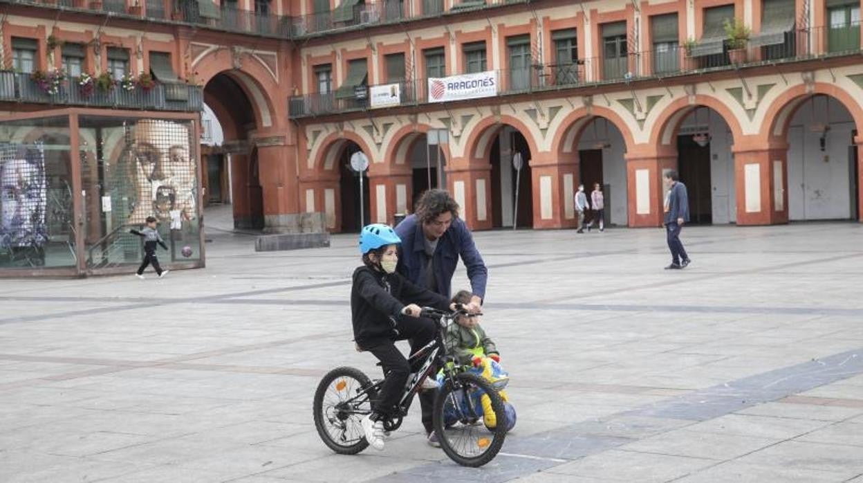 Niños en la plaza de la Corredera de Córdoba