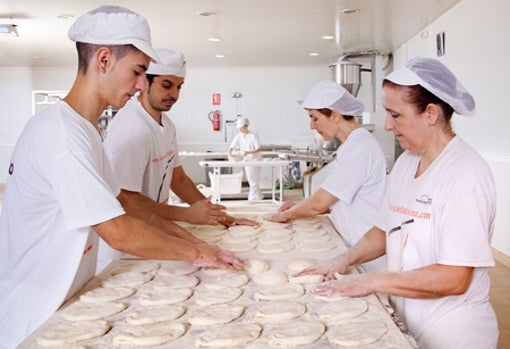 En el Horno El Antequerano producen a diario entre 40.000 y 60.000 molletes