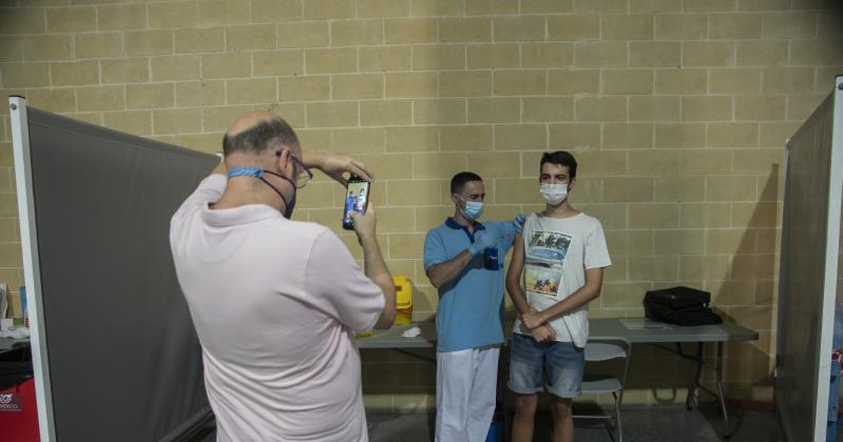 Un sanitario prepara una vacuna anti Covid