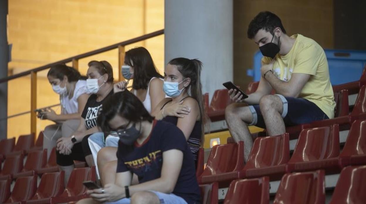 Jóvenes esperando el turno de vacunación