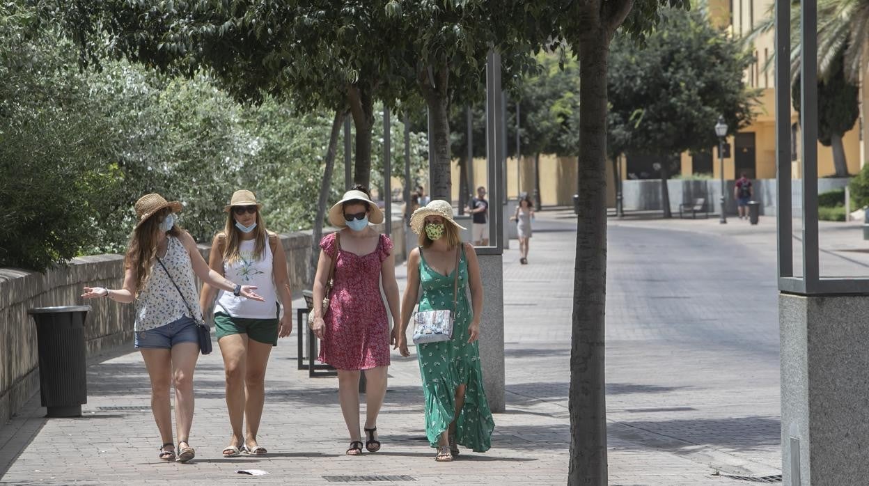 Un grupo de mujeres, paseando este sábado en la Ribera