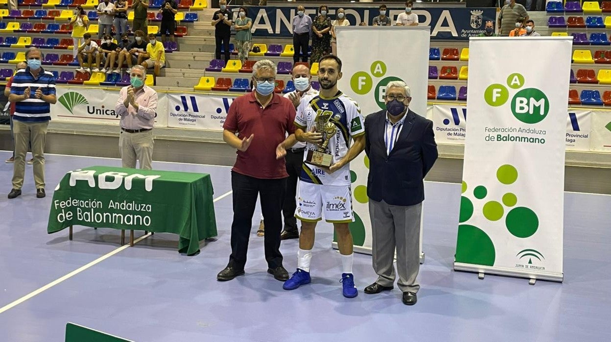 El capitán del Ángel Ximénez Puente Genil recibe la Copa de Andalucía