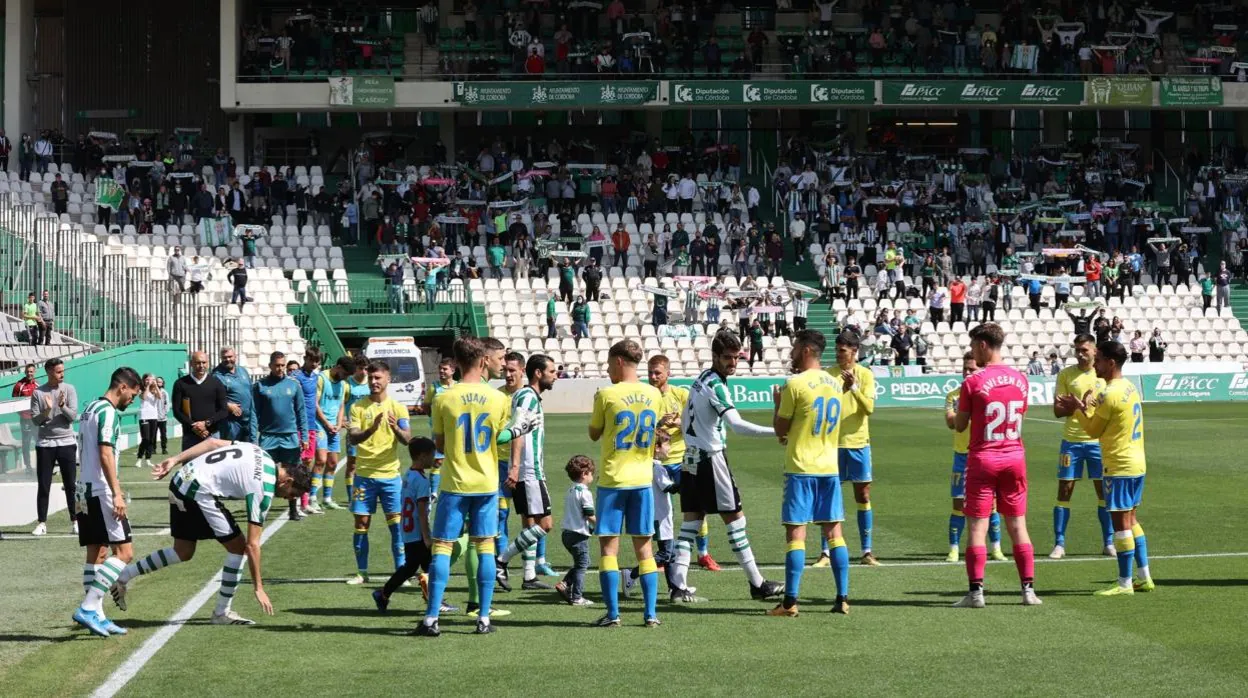 Los jugadores del Córdoba reciben el pasillo como campeones del Las Palmas Atlético