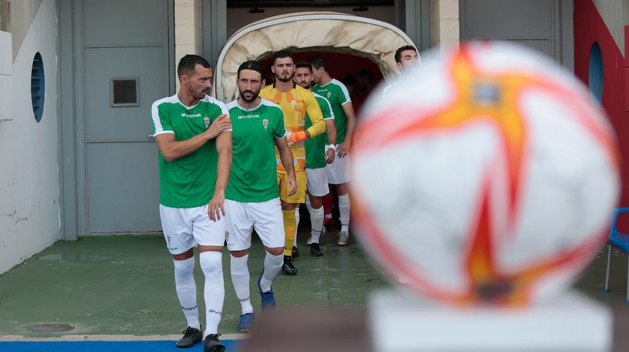 De las Cuevas y la plantilla del Córdoba saltan al campo y ponen este domingo el balón en movimiento