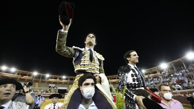 Toros en Lucena | Juan Ortega y Pablo Aguado a hombros ante un deslucido encierro de Murube