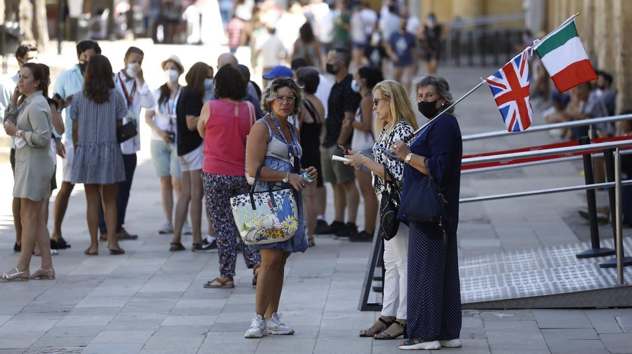 Visitantes extranjeros a la espera de entrar a la Mezquita-Catedral de Córdoba