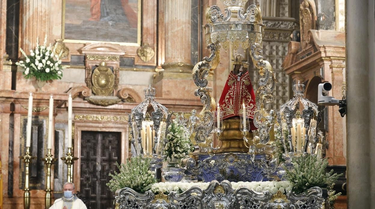 La Virgen de la Fuensanta, en su paso procesional en la Catedral