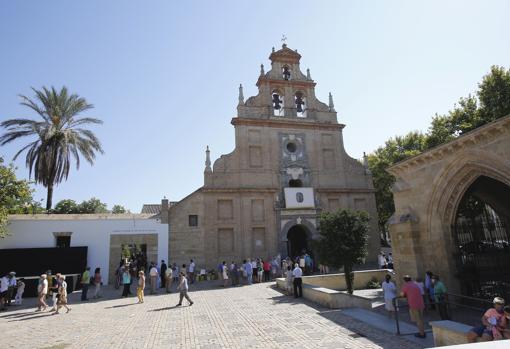 Fachada del Santuario de Nuestra Señora de la Fuensanta y el Pocito, a la derecha