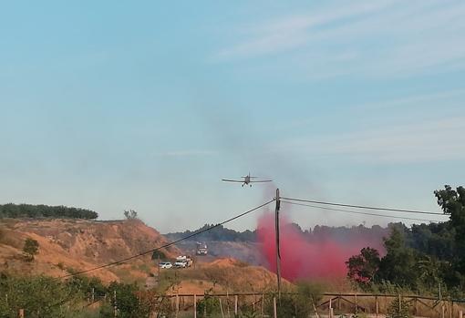 Avión del Infoca actuando en la zona