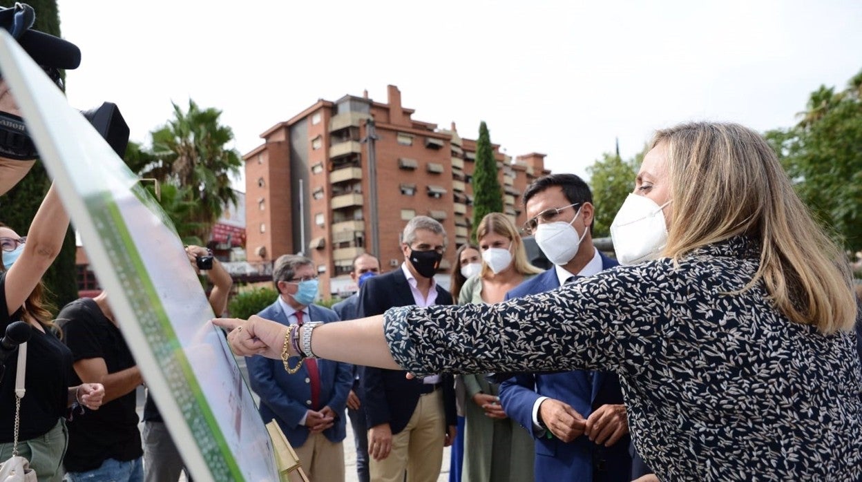 Marifrán Carazo, consejera de Fomento, junto al alcalde de Granada, Paco Cuenca