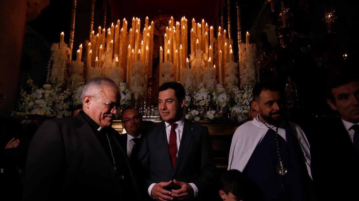 El presidente de la Junta de Andalucía, Juanma Moreno, ante la Virgen de la Salud de Córdoba el Martes Santo de 2019