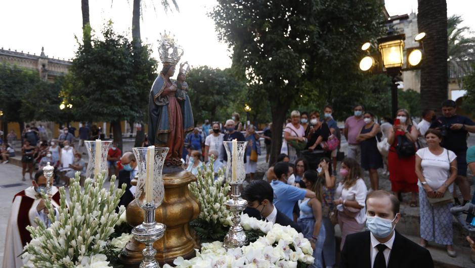 La Virgen de la Fuensanta vuelve al aire de Córdoba entre jóvenes en el Patio de los Naranjos