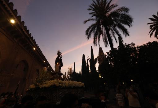 Contraluz de la Virgen de la Fuensanta en el Patio de los Naranjos