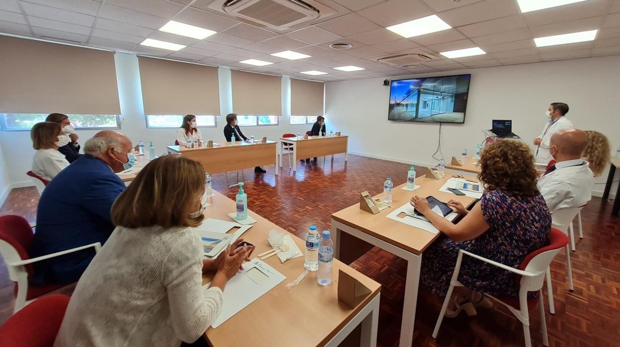 El consejero de Salud, hoy en la reunión sobre la puesta en marcha del hospital de Palma del Río