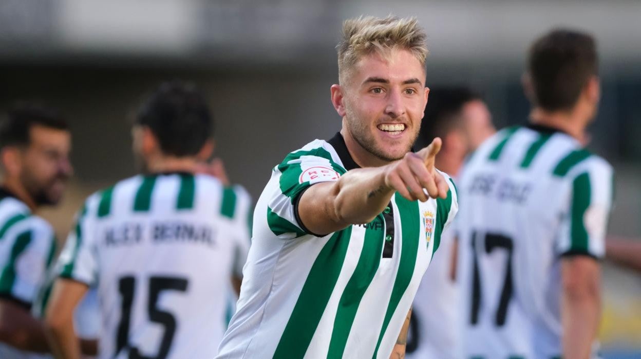 El delantero de La Rambla Antonio Casas celebra el 1-4, su primer gol como cordobesista, en Jerez