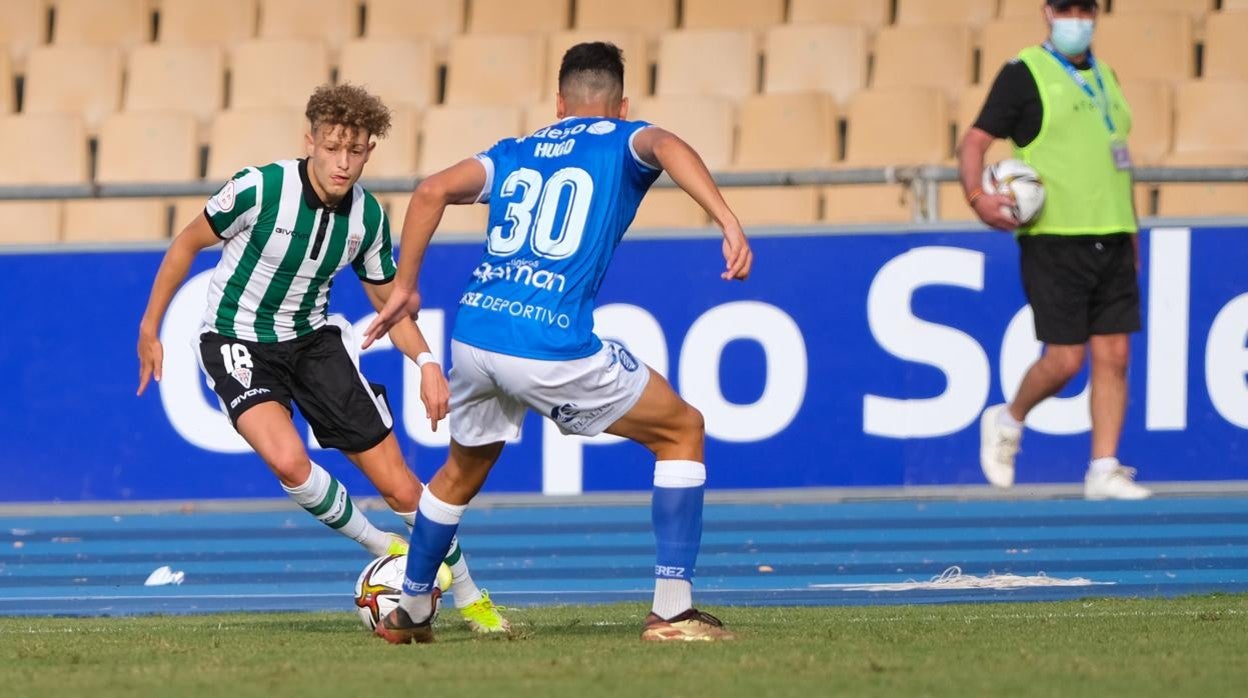 El extremo del Córdoba Simo Bouzaidi en uno de los desbordes al lateral del Xerez Hugo Carrillo