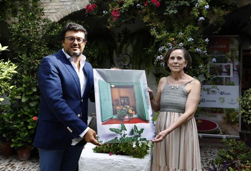 Francisco J. Poyato junto a María Bella Gallego y la segunda foto premiada