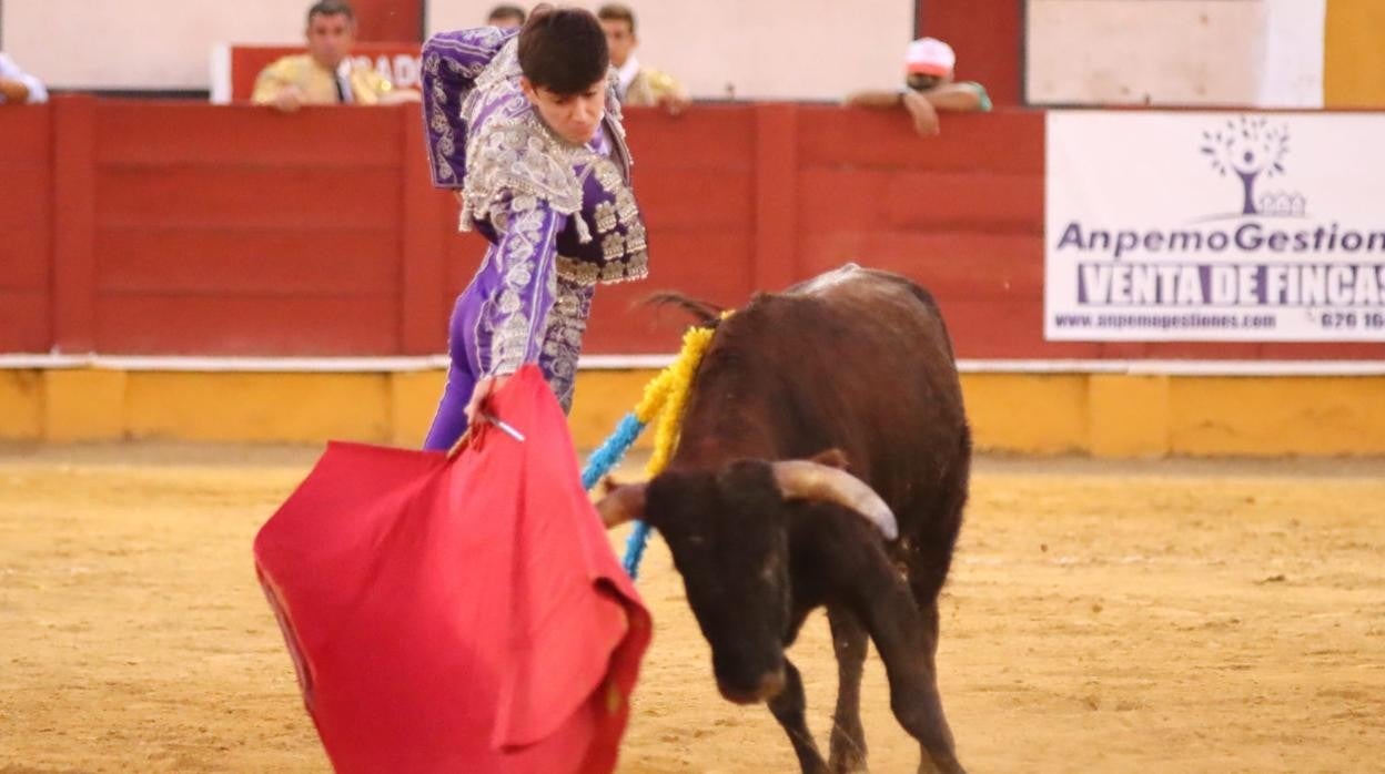 Valderrama, hoy durante la lidia de su oponente en la plaza de Cabra