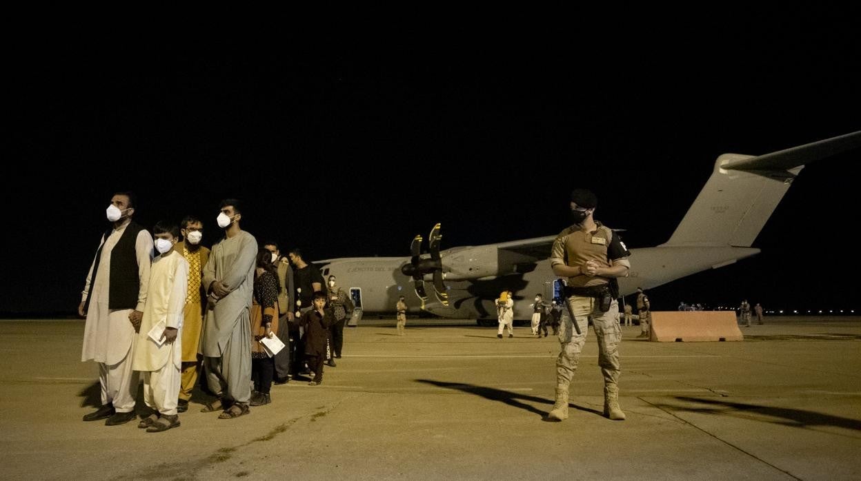 Grupo de refugiados en Torrejón