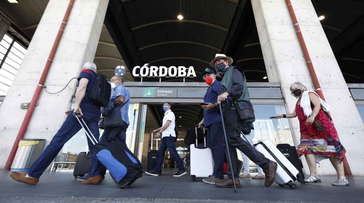 Turistas pasan delante del acceso a la estación AVE de Córdoba