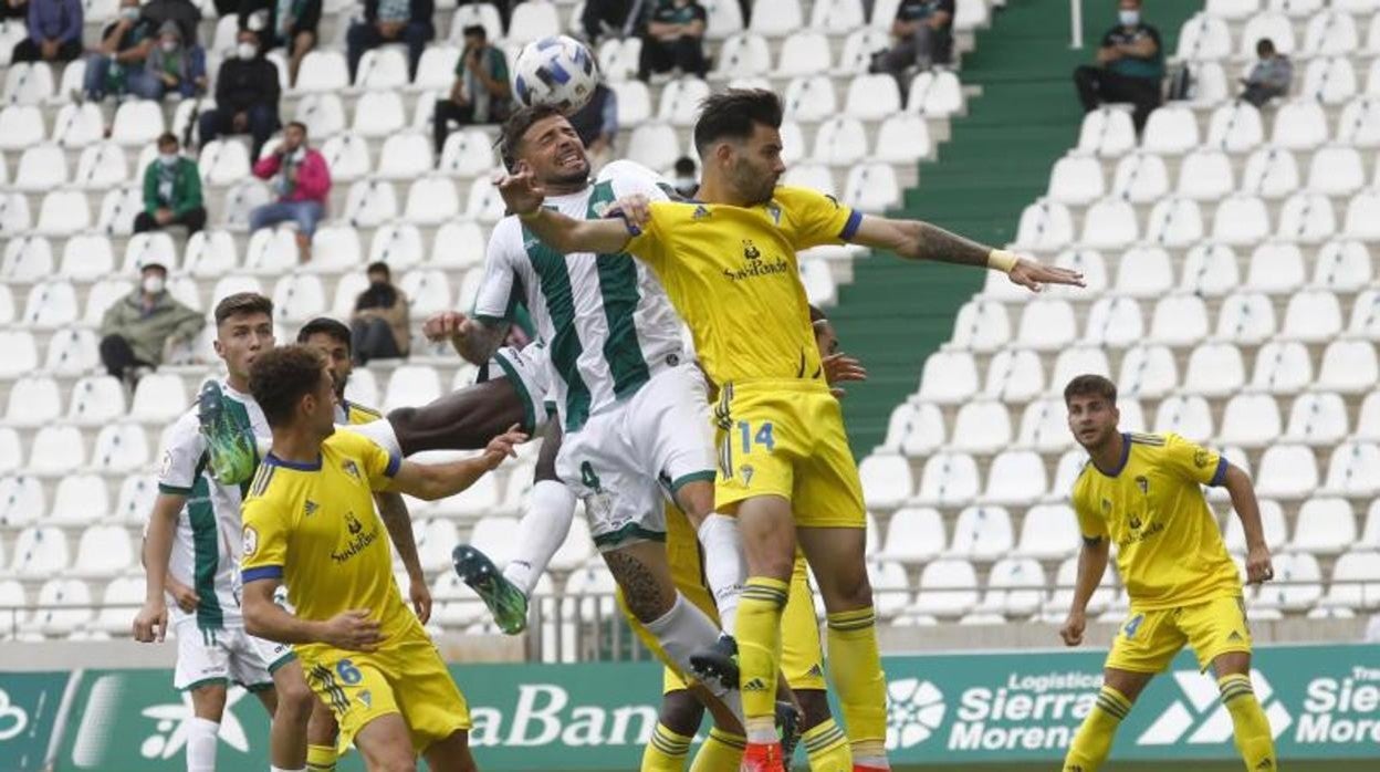 Lance entre el Córdoba CF y el Cádiz B en El Arcángel