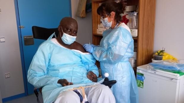El hospital Virgen de las Nieves de Granada salva la vida a un senegalés residente en Almería