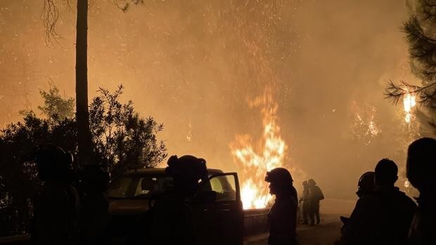 El Gobierno despliega a la UME en el incendio de Sierra Bermeja tras el desalojo de 2.000 personas