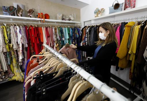 Una mujer en una tienda de Córdoba