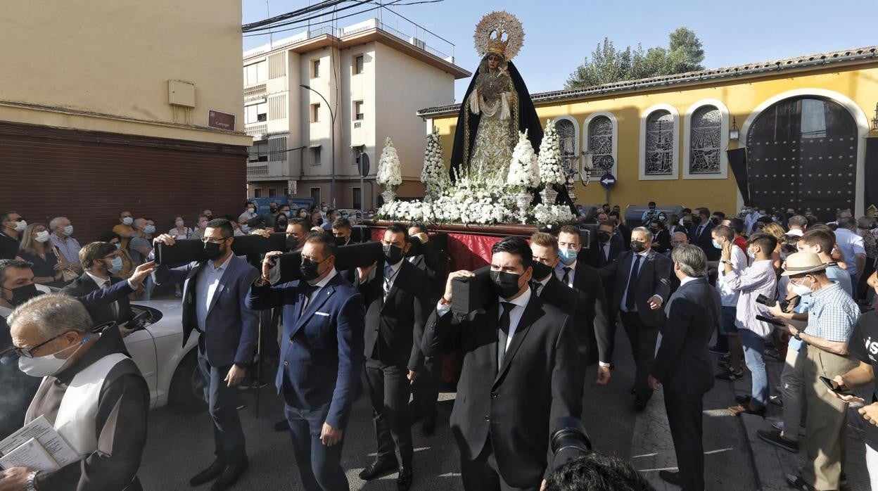 La Virgen de la Soledad, nada más salir de la parroquia Santa María de Guadalupe