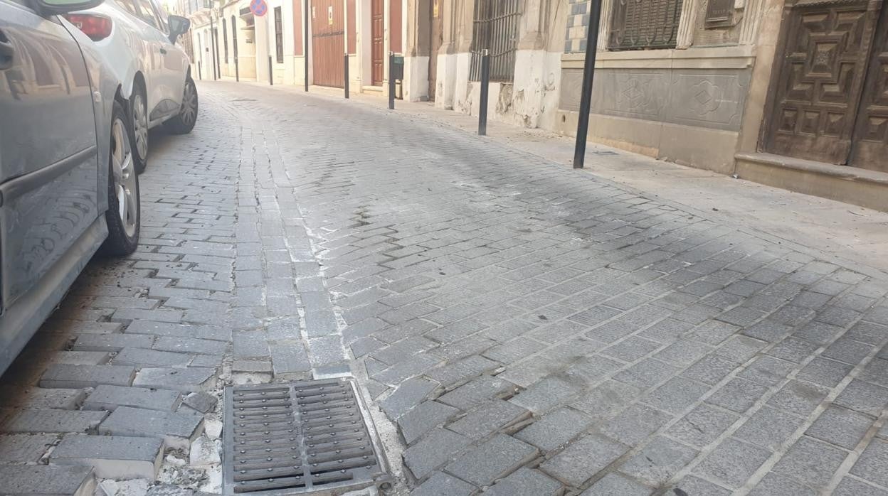 Adoquines sueltos en la recién remodelada calle Madre de Dios