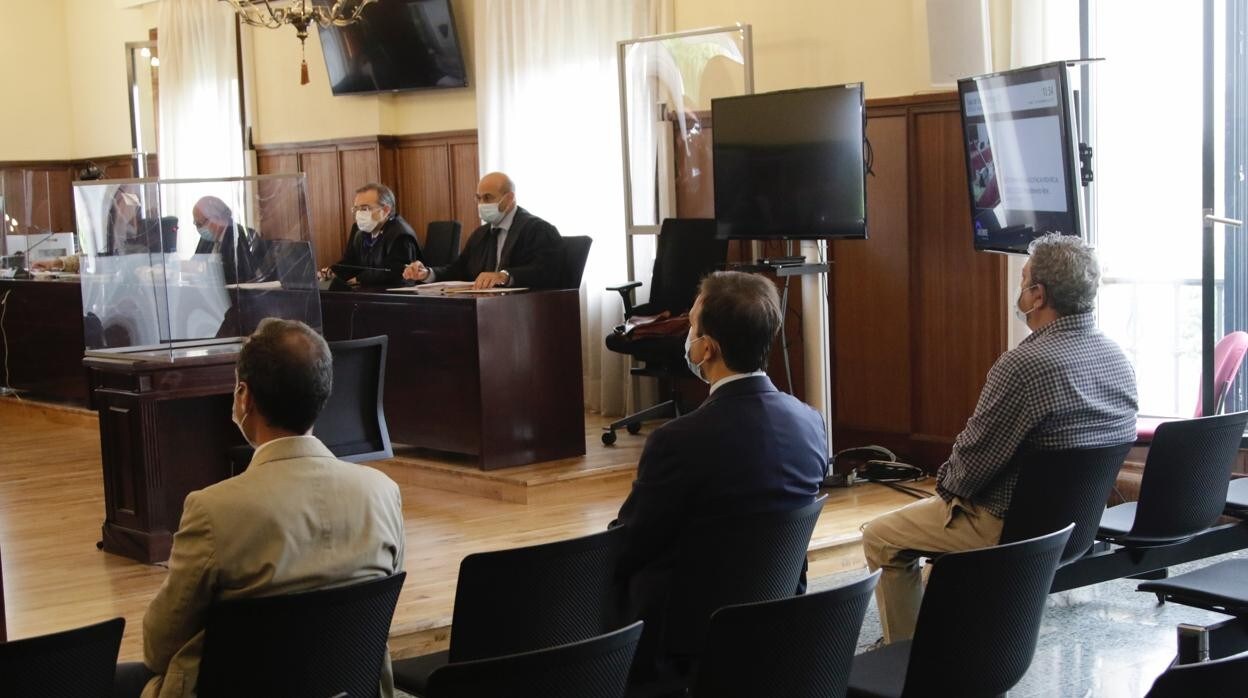 Cristóbal Cantos, Juan María González y Antonio Nieto, tres de los acusados sentando en el banquillo durante la sesión de este lunes