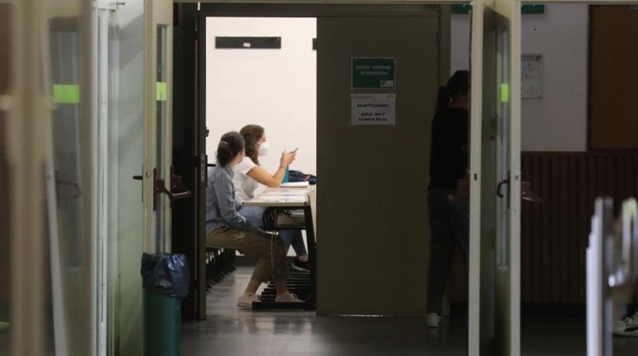 Dos alumnas en un aula de la universidad para realizar un examen