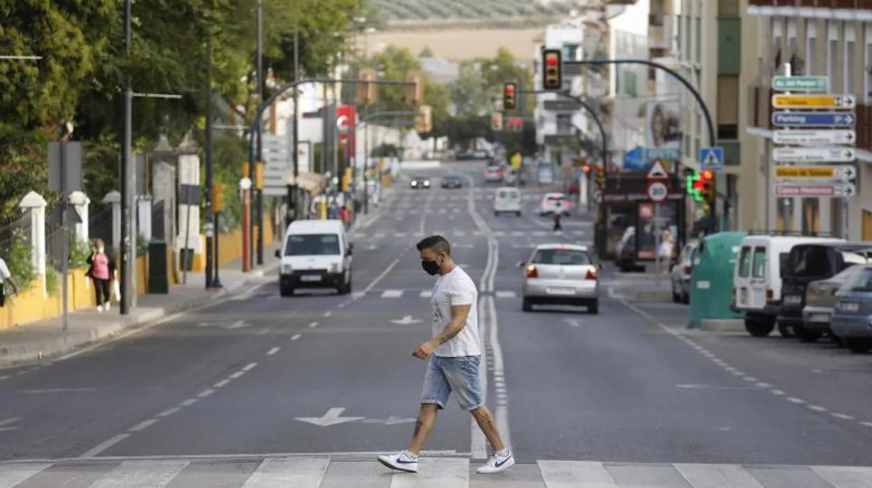 Un hombre curza un paso de peatones en una avenida de Lucena en septiembre del año pasado