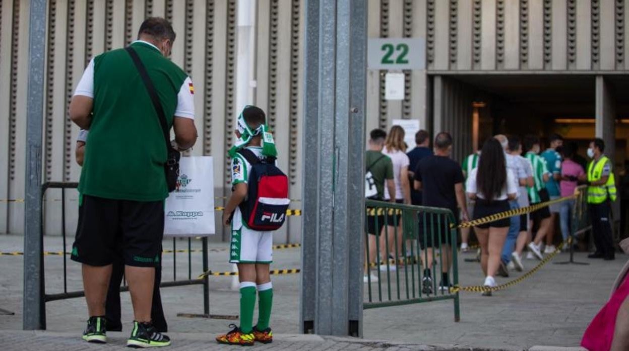 Aficionados llegando al estadio del Betis para ver el partido frente al Roma