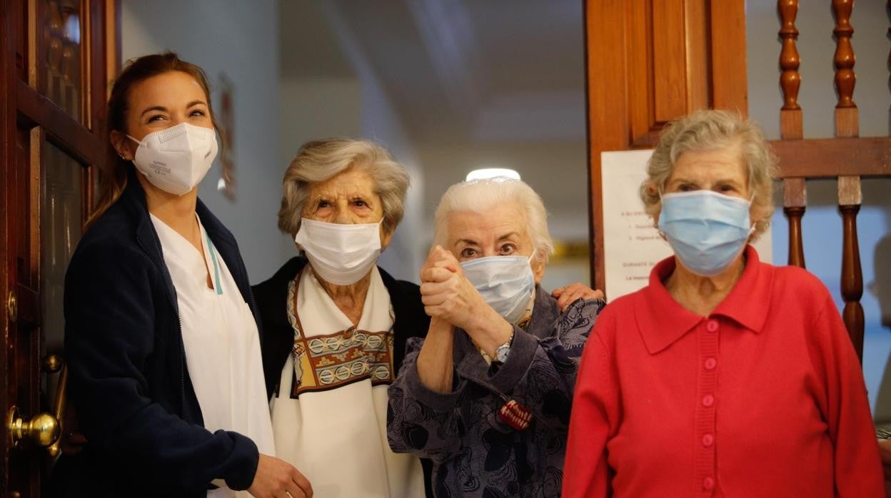 Un grupo de residentes de un centro de Córdoba tras recibir la primera dosis